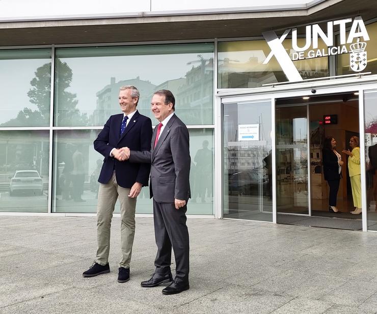 O presidente da Xunta, Alfonso Rueda, e o alcalde de Vigo, Abel Caballero, pousan antes de manter unha reunión a 25 de xuño de 2024, 9 anos despois da última reunión entre o rexedor e un presidente galego / Europa Press / Europa Press