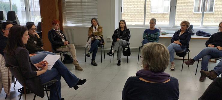 A deputada do BNG Olalla Rodil analiza con mulleres de Lugo a derivación de pacientes a Vigo para abortar. BNG / Europa Press
