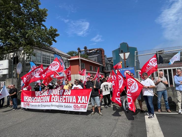 Folga de traballadores de Ferroglobe en Sabón (A Coruña). UXT / Europa Press