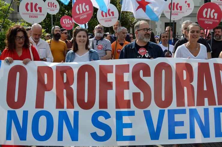 Protesta da CIG-Ensino co seu secretario nacional, Suso Bermello, ante a Xunta en San Caetano.. CIG / Europa Press