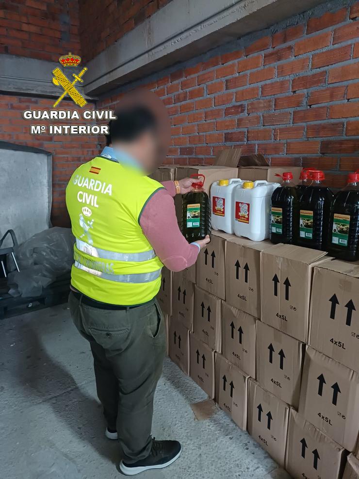 A Garda Civil intervén en Pontevedra  máis de 1.700 litros de aceite de oliva. GARDA CIVIL / Europa Press