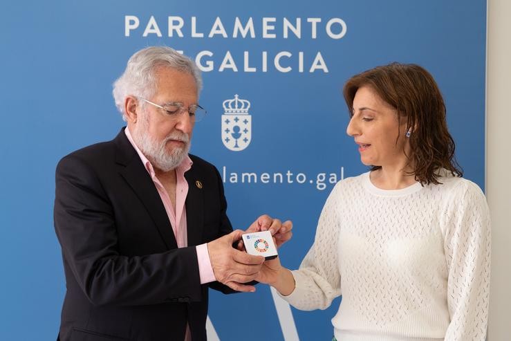 A conselleira de Medio Ambiente e Cambio Climático, Ángeles Vázquez, entrega ao presidente do Parlamento de Galicia, Miguel Anxo Santalices, a memoria de seguimento da Axenda 2030. XUNTA DE GALICIA / Europa Press