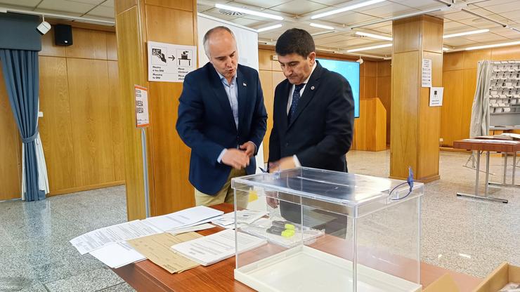 O delegado do Goberno en Galicia, Pedro Blanco, presenta na Coruña os materiais que haberá nos centros de votación nas eleccións ao Parlamento Europeo / DELEGACIÓN DO GOBERNO