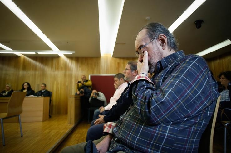 O principal imputado na peza central da Operación Carioca xulgada este martes na Audiencia Provincial de Lugo, o cabo da Garda Civil, Armando Lorenzo, sentado no banco dos acusados / Carlos Castro