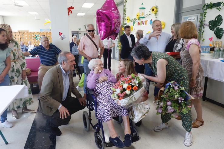 Fabiola García participa en Pontevedr á celebración do 105 aniversario de Olga Macías, a usuaria máis lonxeva da residencia de Campolongo. XUNTA / Europa Press