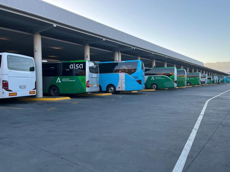 Autobuses estacionados nas plataformas da Estación de Autobuses de Granada. / Europa Press