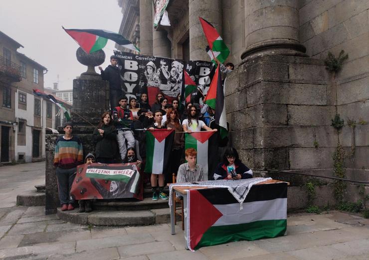 Os estudantes encerrados por Palestina na USC ofrecen unha rolda de prensa na entrada da Facultade de Historia / Europa Press
