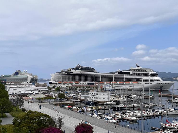 Imaxe de dous cruceiros no porto de Vigo.. PORTO DE VIGO