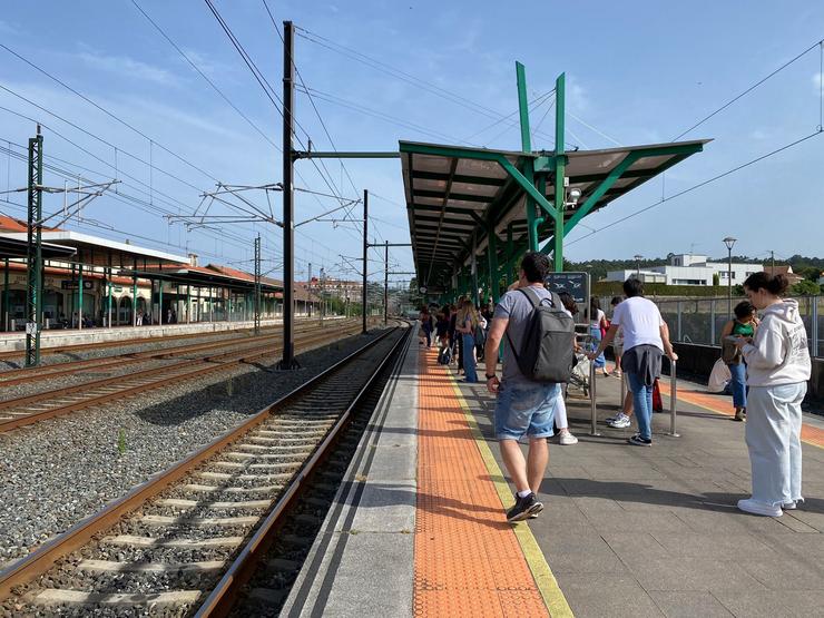 Pasaxeiros na plataforma da estación de Vilagarcía de Arousa despois de que unha avaría nun tren da liña entre Vigo e A Coruña obrigase a deter o servizo / Europa Press