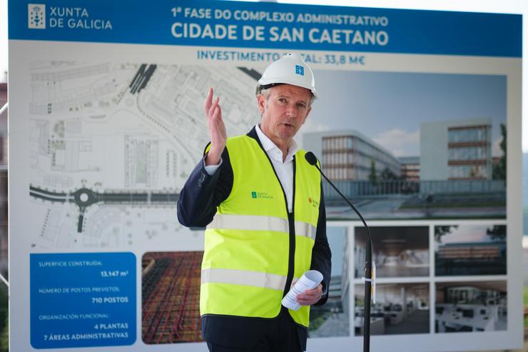 Rueda, durante a visita ás obras da 'Cidade de San Caetano'.. DAVID CABEZON @ XUNTA