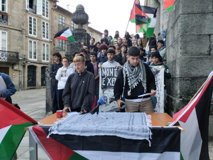 Rolda de prensa dos acampados pro Palestina na Facultade de Historia de Santiago / Europa Press