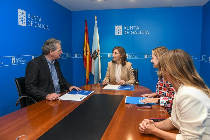 A conselleira de Medio Ambiente e Cambio Climático, Ángeles Vázquez, asina o acto de adhesión de Galicia á Climate Alliance. MONICA ARCAY CARRO / Europa Press