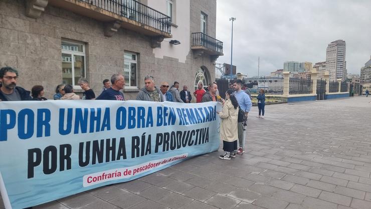 Membros da Confraría de Pescadores da Coruña, concentrados ante a Delegación do Goberno en Galicia. CONFRARÍA DE PESCADORES / Europa Press