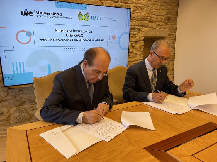 O reitor da UIE, Miguel Anxo Escotet; e o presidente da Real Academia Galega de Ciencias, Juan Manuel Lema Rodicio, asinan un acordo. UNIVERSIDADE INTERCONTINENTAL DA EMPRESA / Europa Press