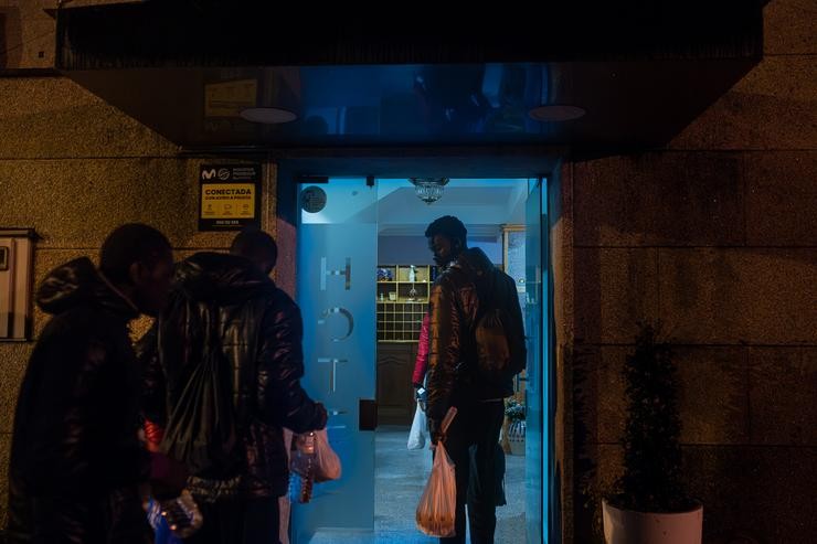 Migrantes procedentes de Canarias á súa chegada en autobús ao hotel Baixamar, a 9 de novembro de 2023, en Sanxenxo / Elena Fernández - Arquivo