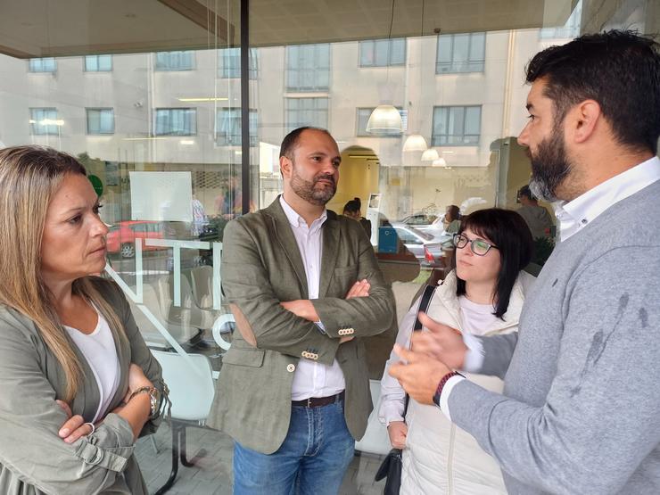 A secretaria de Organización adxunta do PSdeG, Ana Pena, e o secretario xeral do PSOE coruñés, Bernardo Fernández, visitan o centro de saúde de Rianxo / PSDEG