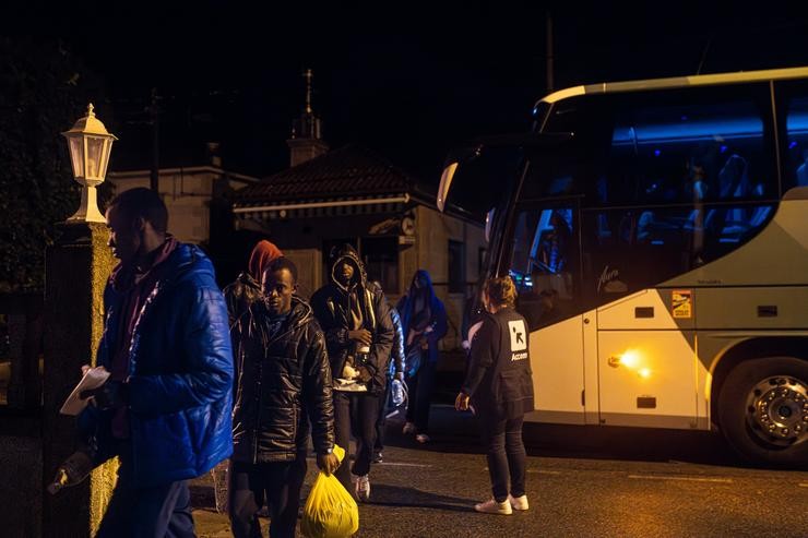 Arquivo - Migrantes procedentes de Canarias á súa chegada en autobús ao hotel Baixamar, a 9 de novembro de 2023, en Sanxenxo, Pontevedra. Foto de arquivo. Elena Fernández - Europa Press - Arquivo