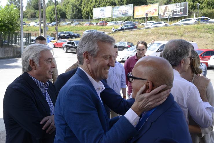 O presidente do PPdeG, Alfonso Rueda, e o senador José Manuel Baltar saúdanse á entrada do Congreso provincial do PP de Ourense.. ROSA VEIGA - EUROPA PRESS / Europa Press