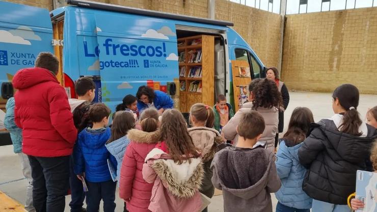 A Furgoteca.  Servizo de préstamo de libros e biblioteca móbil en zonas rurais de Galicia / Xunta
