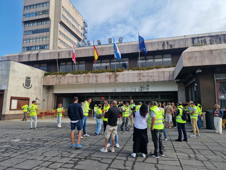Imaxe dos xardineiros manifestándose fronte ao Concello de Vigo. PEDRO DAVILA-EUROPA PRESS / Europa Press