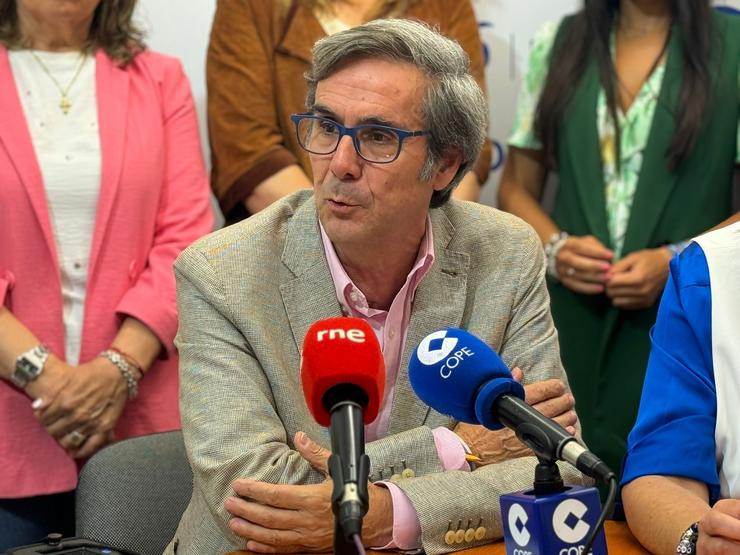 O edil do PP no Concello de Lugo, Enrique Rozas, este luns durante a rolda de prensa convocada para anunciar a renuncia á súa acta de concelleira. En Lugo, a 15 de xullo de 2024 / PP