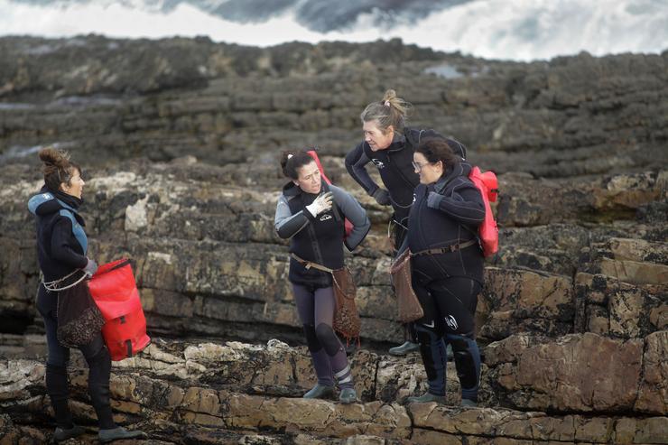 Arquivo - As percebeiras de Rinlo, da Confraría de Pescadores de Ribadeo, recollen percebes para a campaña do Nadal, a 21 de decembro de 2022, na parroquia de Rinlo, Ribadeo, Lugo, Galicia (España). Segundo as estatísticas oficiais de Pesca de Gali. Carlos Castro - Europa Press - Arquivo / Europa Press