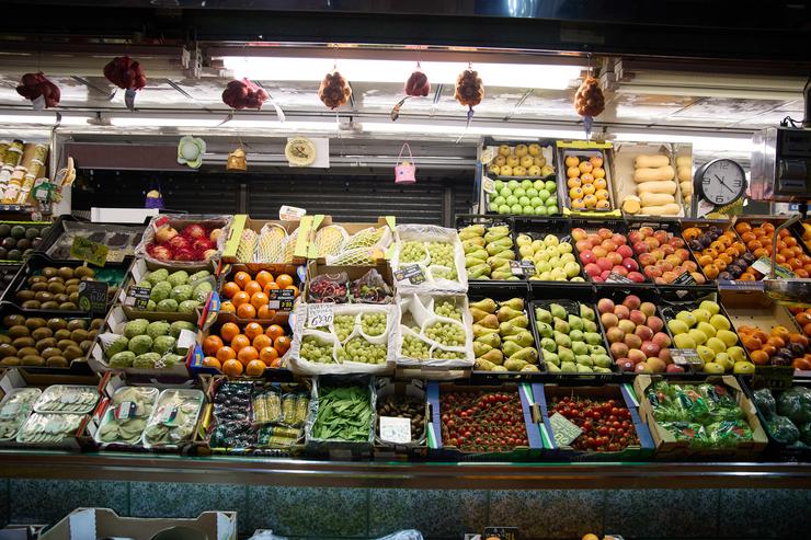 Arquivo - Expositor dunha frutería nun mercado, a 31 de decembro de 2023, en Madrid (España). As familias ultiman as súas compras para despedir o ano na cea de Noitevella e a celebración da entrada do ano coas tradicionais doce uvas. Ao s. Jesús Hellín - Europa Press - Arquivo / Europa Press