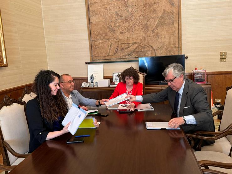 A alcaldesa de Santiago de Compostela, Goretti Sanmartín, mantén un encontro co presidente da Confederación de Empresarios de Galicai, Juan Manuel Vieites / CONCELLO DE SANTIAGO
