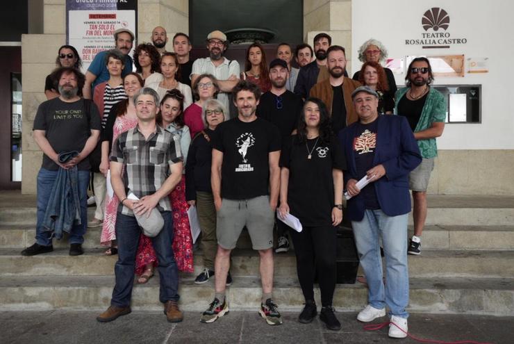 Membros da plataforma de profesionais da cultura da Coruña leron un manifesto ante o Teatro Rosalía de Castro, na cidade herculina / PLATAFORMA DE PROFESIONAIS DA CULTURA A Coruña