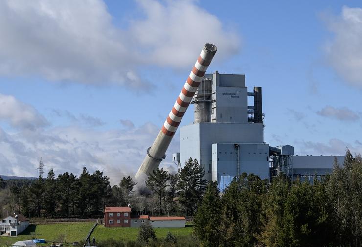Voadura da cheminea da central térmica de Meirama, a 1 de marzo de 2023, en Cerceda / M. Dylan - Arquivo