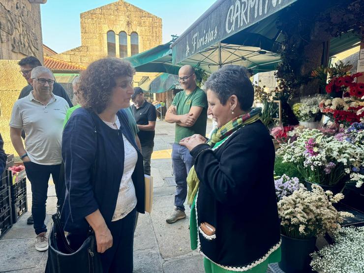 A alcaldesa de Santiago, Goretti Sanmartín, na Praza de Abastos da capital galega.. CONCELLO / Europa Press