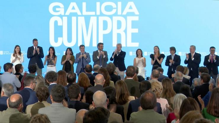 O presidente da Xunta, Alfonso Rueda, e os membros do seu goberno no acto polos 100 primeiros días / Europa Press