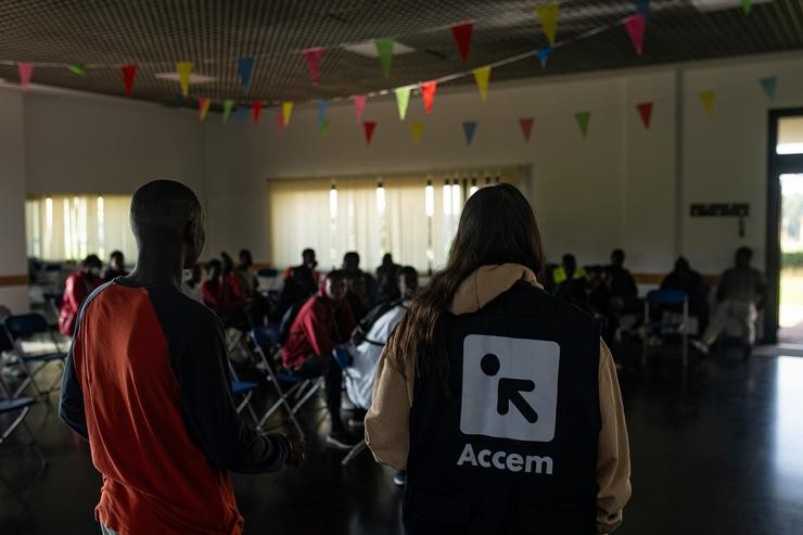 Arquivo - Varios migrantes procedentes de Canarias cunha voluntaria de Accem, na Casa de Cultura de Dorrón, a 17 de novembro de 2023, en Sanxenxo, Pontevedra, Galicia.. Elena Fernández - Europa Press - Arquivo / Europa Press