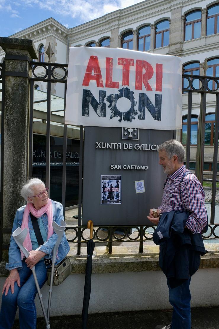 Dúas persoas durante unha nova protesta contra a empresa de celulosa Altri, na porta principal da Xunta de Galicia, a 30 de xuño de 2024, en Santiago de Compostela, A Coruña, Galicia.. César Arxina - Europa Press / Europa Press