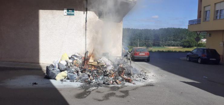 Colectores queimados en Carballo / CONSORCIO CONTRA INCENDIOS E DE SALVAMENTO A CORUÑ / Europa Press