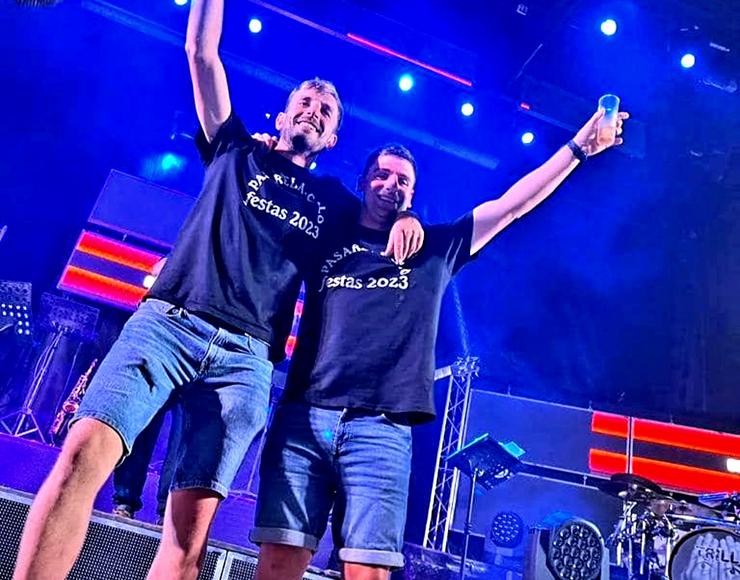 Cristian e Jose, os dous únicos membros da comisión de festas de Pasarela, subindo ao palco o ano pasado / @festaspasarelacalo