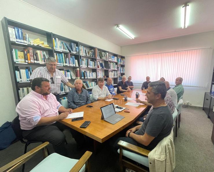 Membros da Plataforma en Defensa da Pesca e dos Ecosistemas Mariños, este luns ao termo da reunión na que acordaron recorrer ante o TC o fallo do TS sobre eólica mariña. En Burela, a 22 de xullo de 2024 / Europa Press