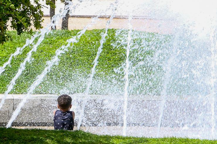 Un neno nunha fonte no parque de Madrid Río, a 11 de agosto de 2021, en Madrid / Ricardo Rubio - Arquivo