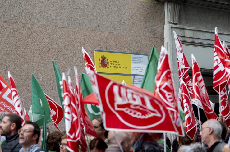 Bandeiras de UGT durante unha protesta de traballadores da Inspección de Traballo e Seguridade Social, na praza José Moreno Vila, a 7 de xuño de 2023, en Madrid / Alberto Ortega - Arquivo