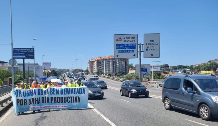 Os manifestantes cortando o tráfico no carril dereito da ponte da Pasaxe dirección saída da cidade herculina. CONFRARÍA PESCADORES A Coruña / Europa Press