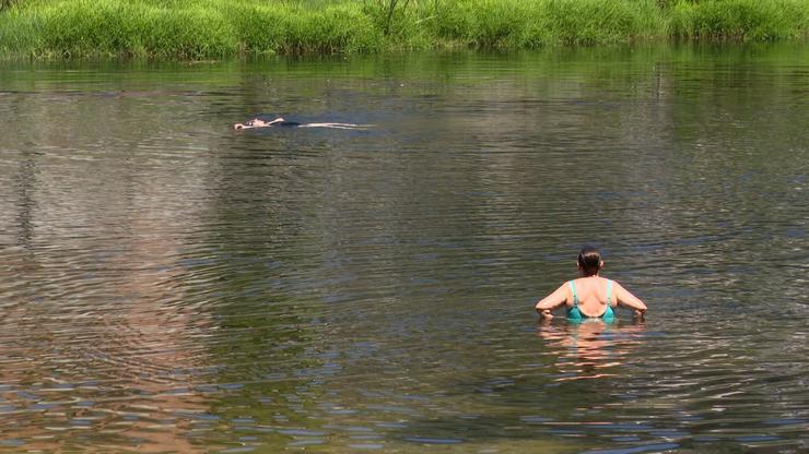 Dous bañistas no río de Leiro en plena onda de calor / Europa Press