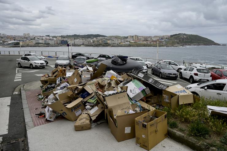Lixo amontoado xunto aos colectores durante a folga de lixos na Coruña. M. Dylan - Europa Press / Europa Press