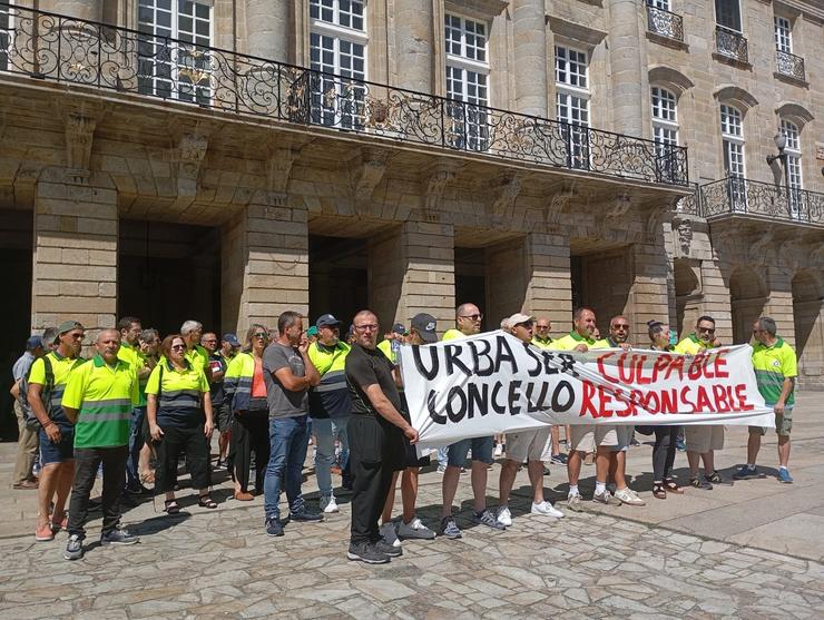 Decenas de traballadores da empresa Urbaser, concesionaria do servizo de limpeza e recollida de lixo en Santiago, manifestáronse este mércores na Praza do Obradoiro para protestar polos "reiterados incumprimentos" por parte da compañía / Europa Press
