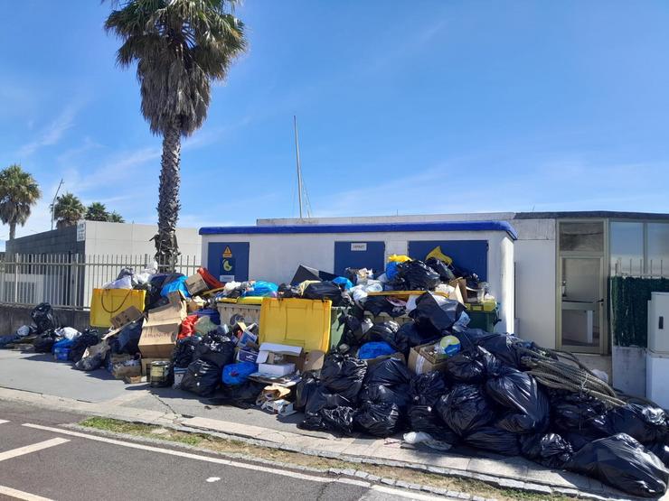 Lixo acumulado nunha rúa da Coruña / Europa Press