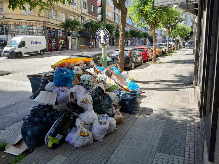 Lixo acumulado nas rúas da Coruña, con colectores repletos e residuos depositados no chan / Europa Press