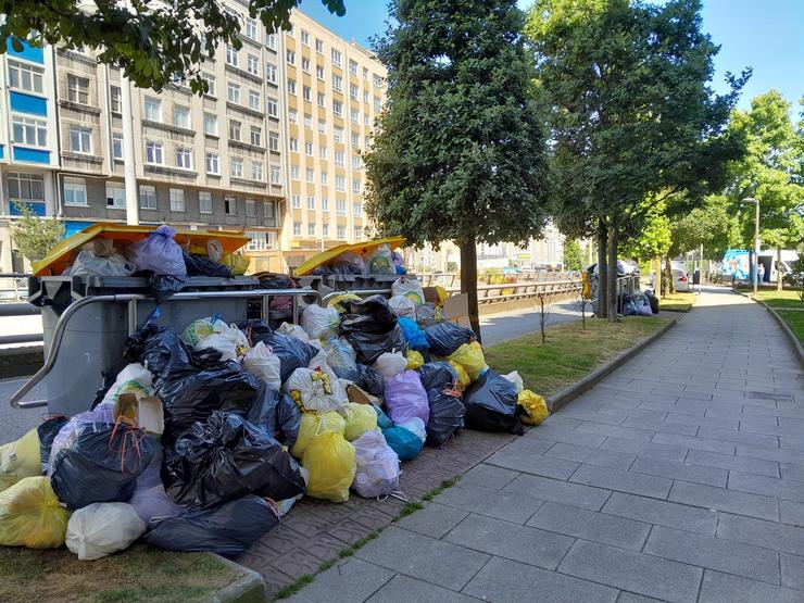 Lixo acumulado en colectores e ao seu ao redor nunha rúa da Coruña