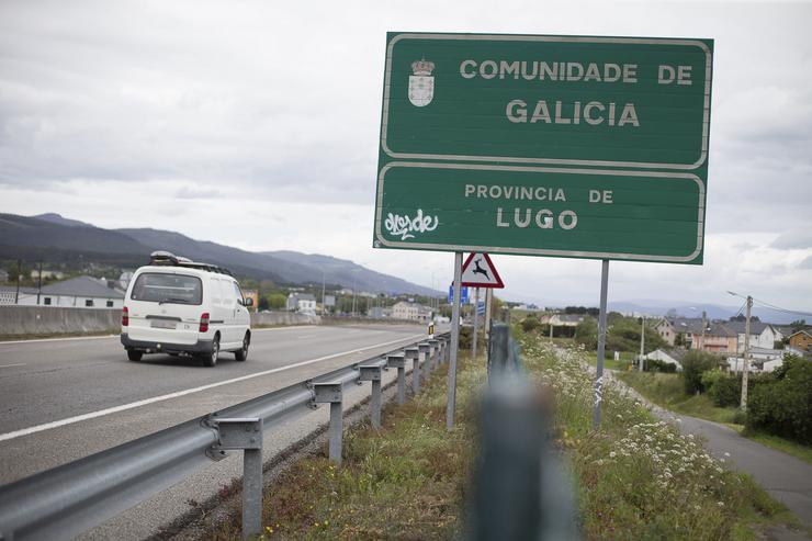 Un coche circula pola autoestrada A-8, na Ponte dos Santos, que separa Asturias de Galicia, a 9 de maio de 2021, en, Ribadeo / Carlos Castro - Arquivo