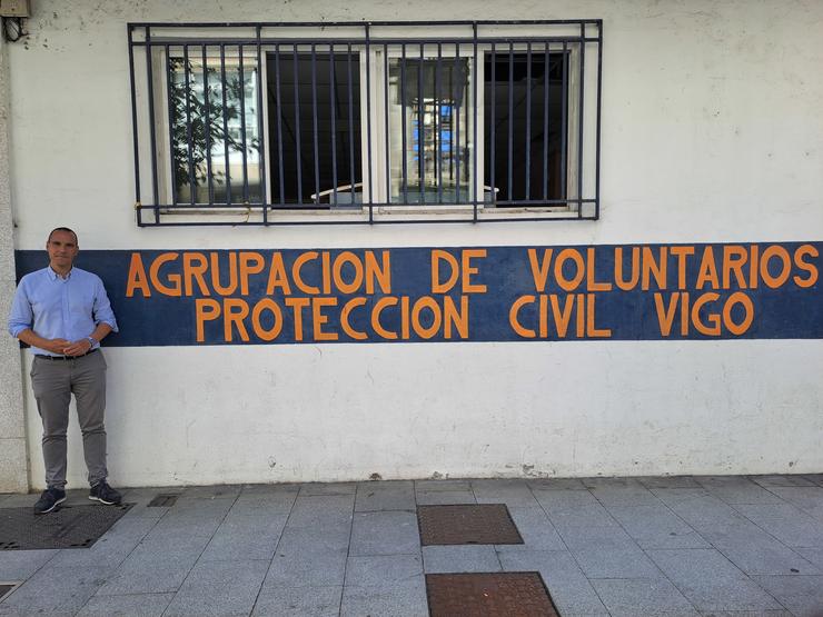 O concelleiro do PP, Fernando G. Abeijón, ante a sede de Protección Civil de Vigo / PP DE VIGO