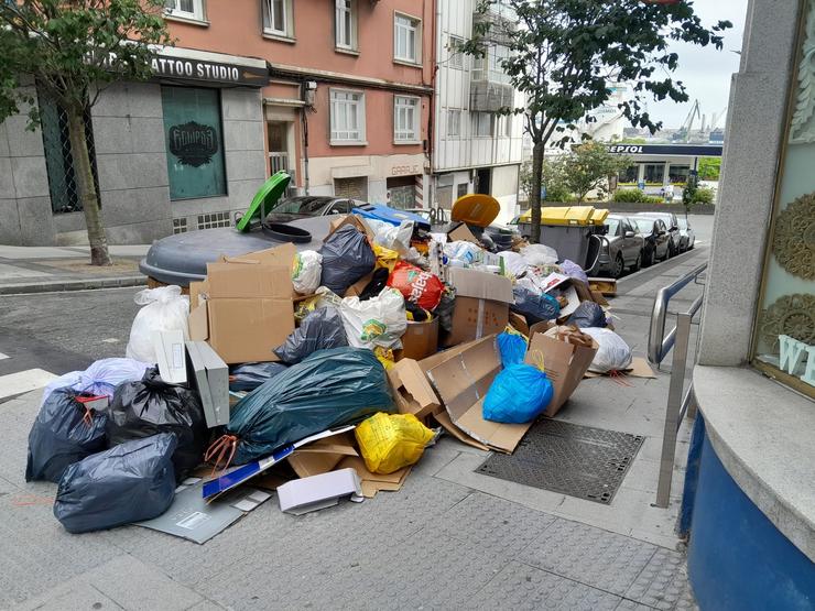 A Coruña rexistra unha nova xornada con lixo acumulado en colectores e ao seu ao redor / Arquivo