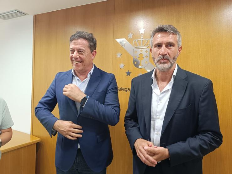 O secretario xeral do PSdeG, José Ramón Gómez Besteiro, co presidende da Fegamp, Alberto Varela, en declaracións aos medios / Europa Press